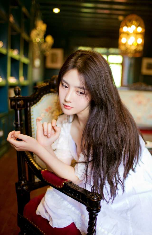 生命是在一次次的突围中再生的，每一个太阳的升起又落下，都是人冲破自我的一种催促。阳光下，你容貌是这样的，到了月色里，你已是另一个崭新的自己。